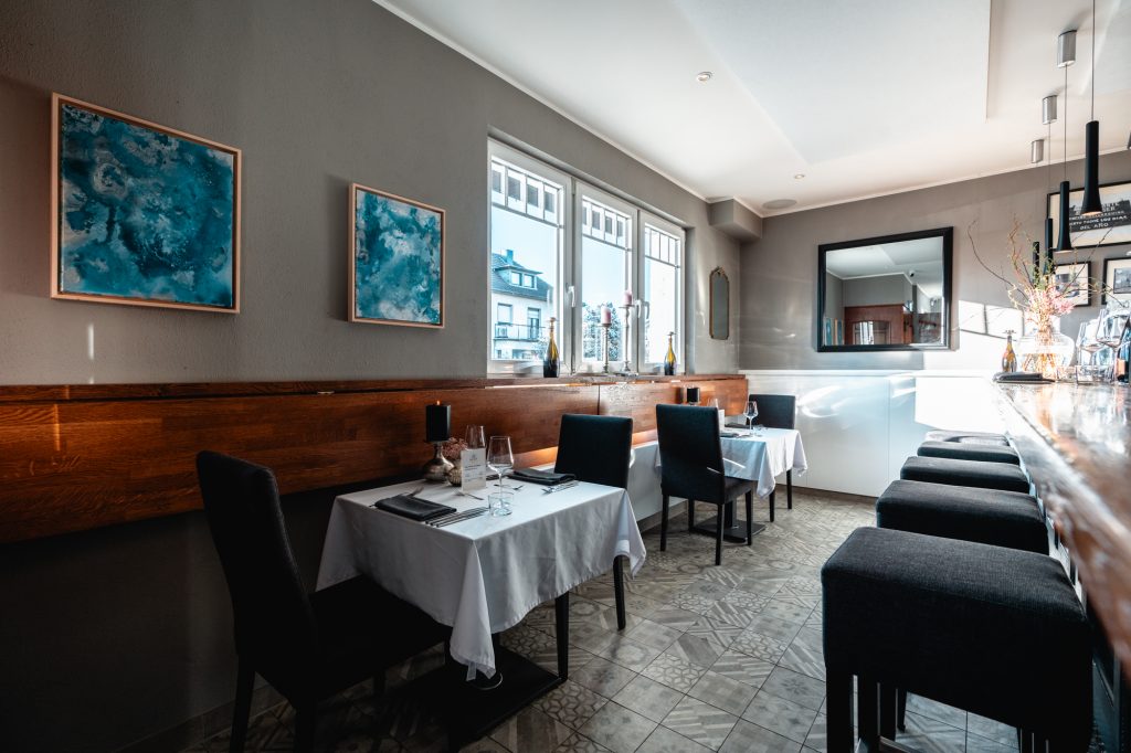 Gemütlicher Gastraum im Restaurant Der Hof in Schildgen – stilvolle Einrichtung und einladende Atmosphäre für kulinarische Erlebnisse in Bergisch Gladbach.
